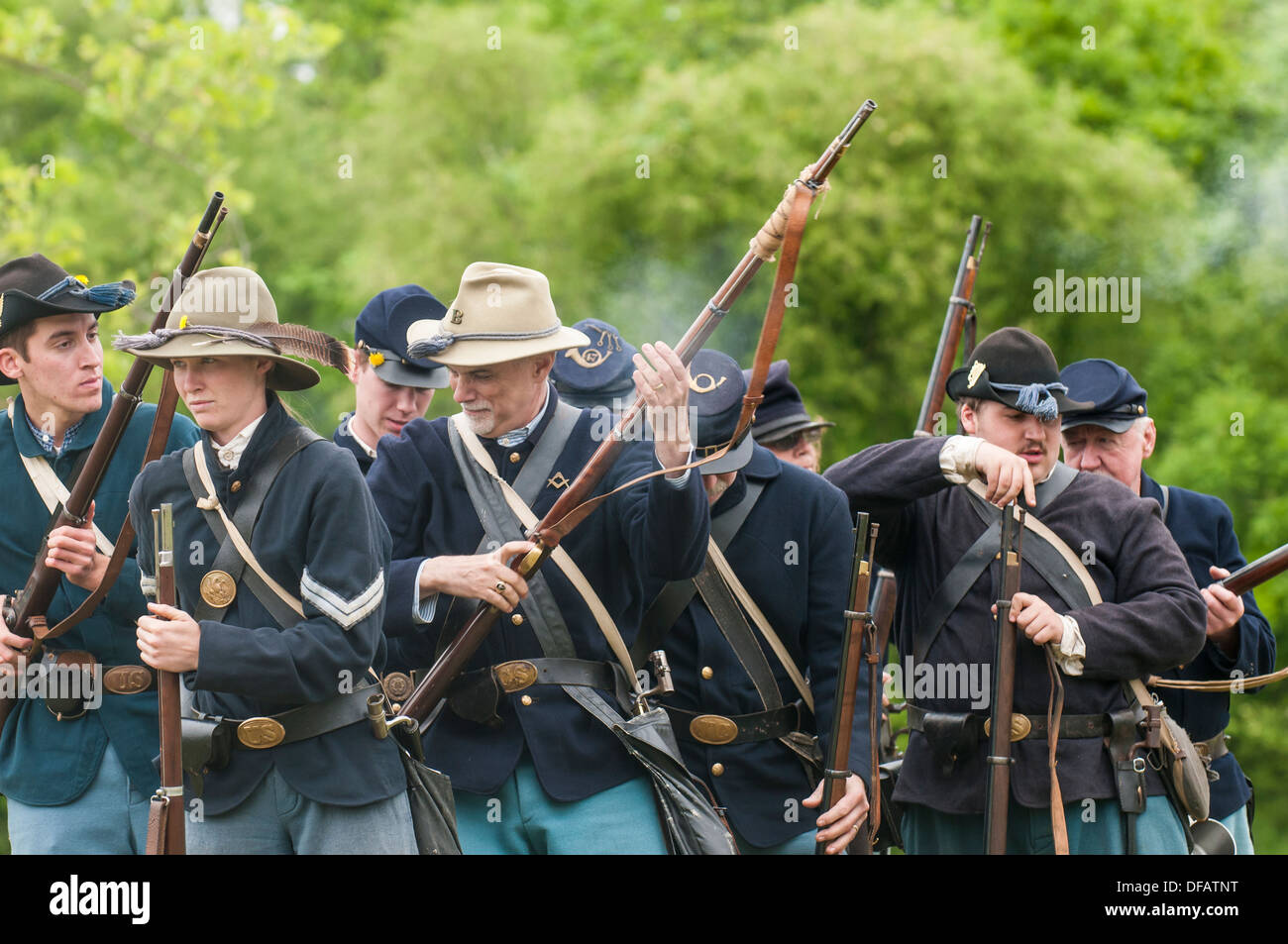 Unione soldati al Thunder su di Roanoke Guerra civile rievocazione storica in Plymouth, North Carolina, Stati Uniti d'America. Foto Stock