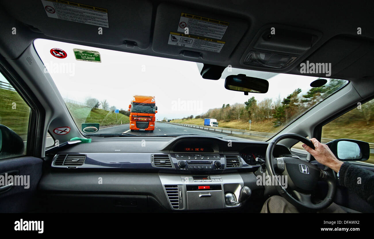 Auto a seguito di un autocarro trainato all'indietro in modo da apparire come immanente collisione Foto Stock