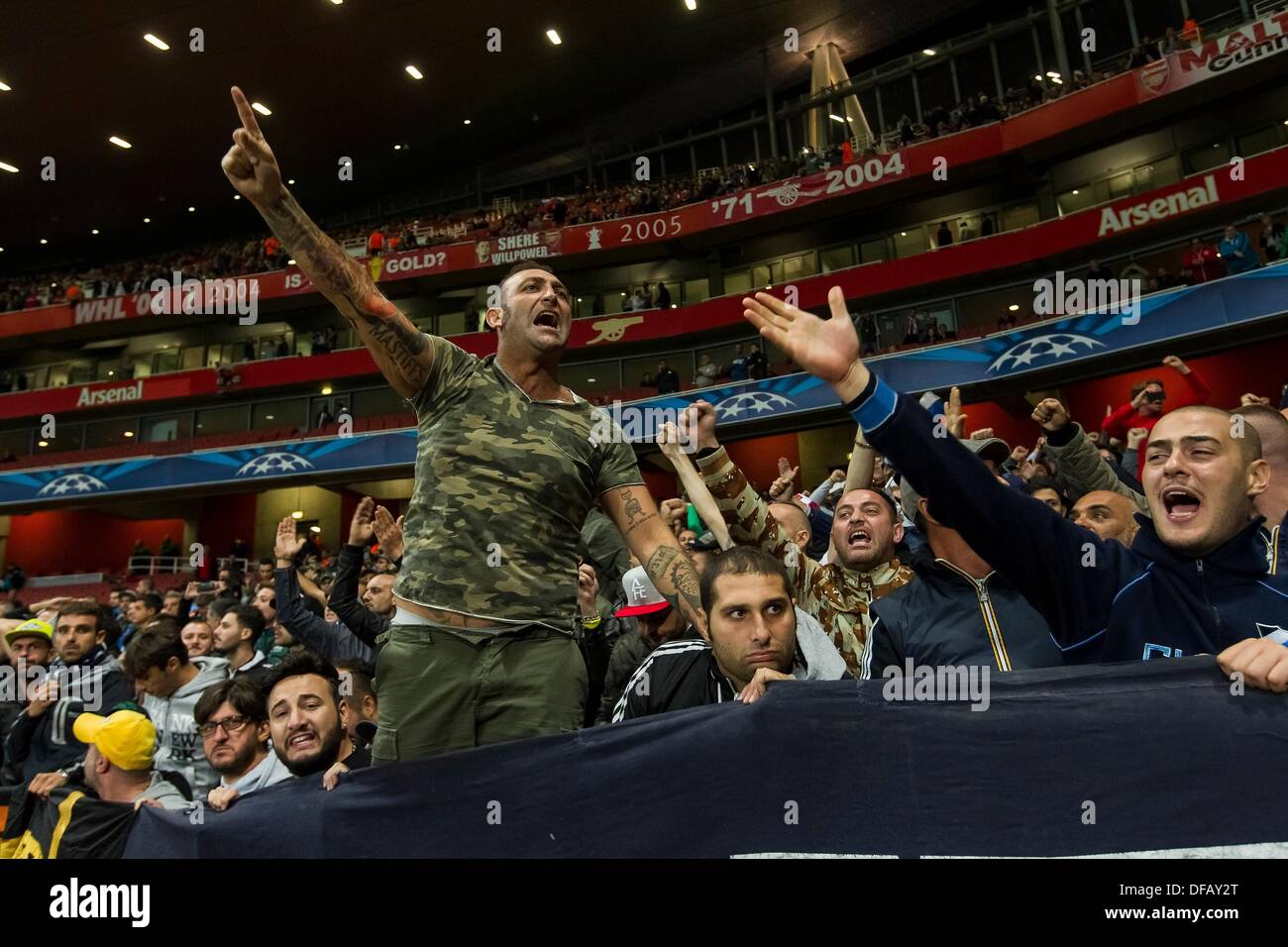 Londra, Regno Unito. 01 ott 2013. Viaggi Napoli tifosi davanti alla UEFA Champions League fixture tra Arsenal e SSC Napoli da Emirates Stadium Credito: Azione Sport Plus/Alamy Live News Foto Stock