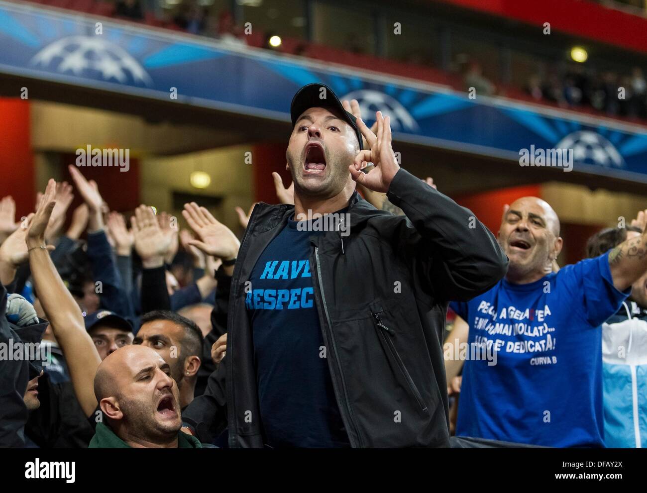 Londra, Regno Unito. 01 ott 2013. Viaggi Napoli tifosi davanti alla UEFA Champions League fixture tra Arsenal e SSC Napoli da Emirates Stadium Credito: Azione Sport Plus/Alamy Live News Foto Stock