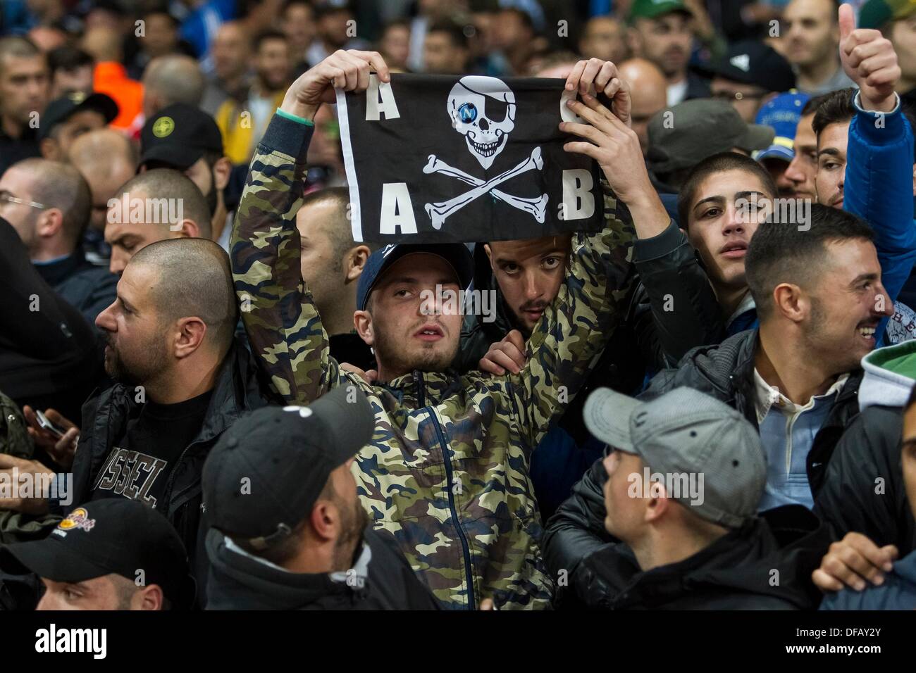 Londra, Regno Unito. 01 ott 2013. Viaggi Napoli tifosi davanti alla UEFA Champions League fixture tra Arsenal e SSC Napoli da Emirates Stadium Credito: Azione Sport Plus/Alamy Live News Foto Stock