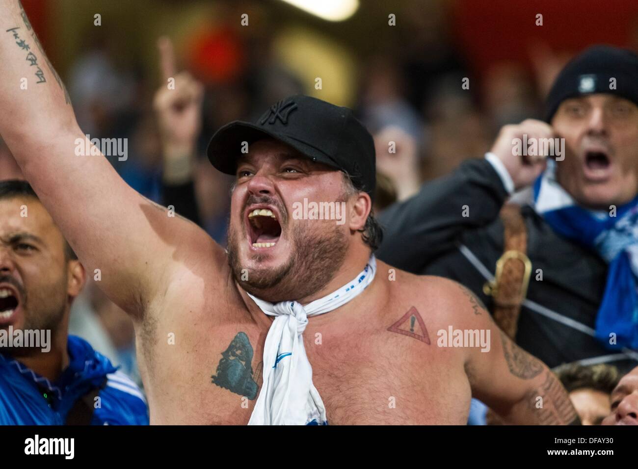 Londra, Regno Unito. 01 ott 2013. Viaggi Napoli tifosi davanti alla UEFA Champions League fixture tra Arsenal e SSC Napoli da Emirates Stadium Credito: Azione Sport Plus/Alamy Live News Foto Stock