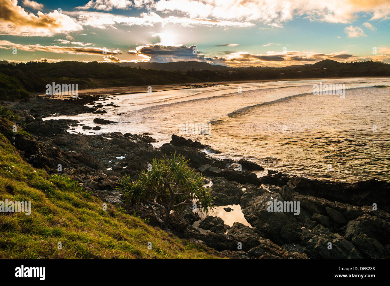 Thundercloud dietro la spiaggia sabbiosa, NSW, Australia Foto Stock