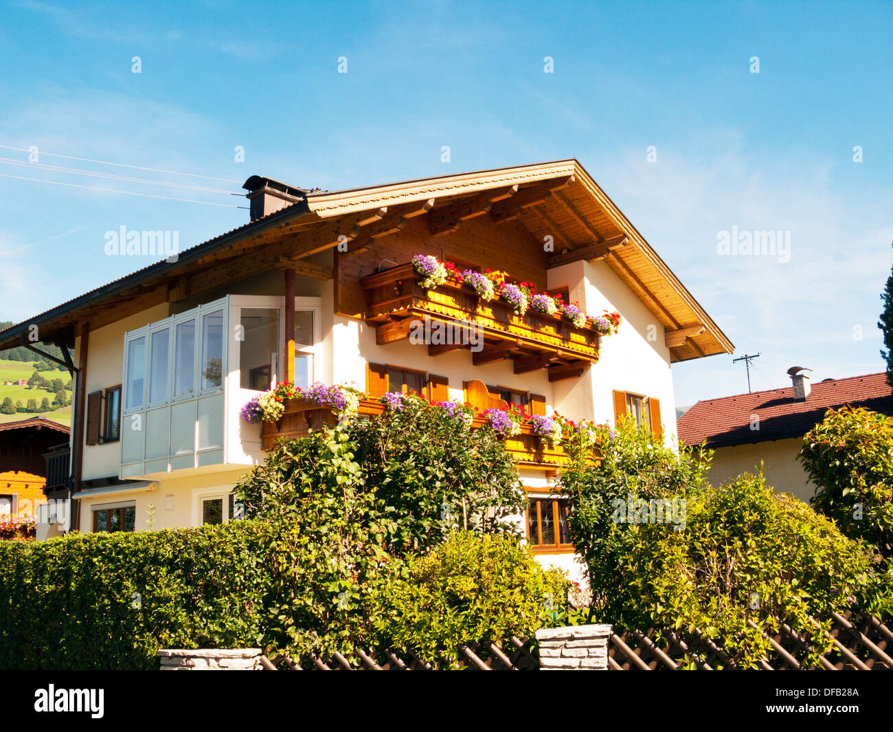 Austria kitzbuhel Europa tipiche austriache casa in legno casa in Westendorf villaggio con il balcone e vasi di fiori Foto Stock