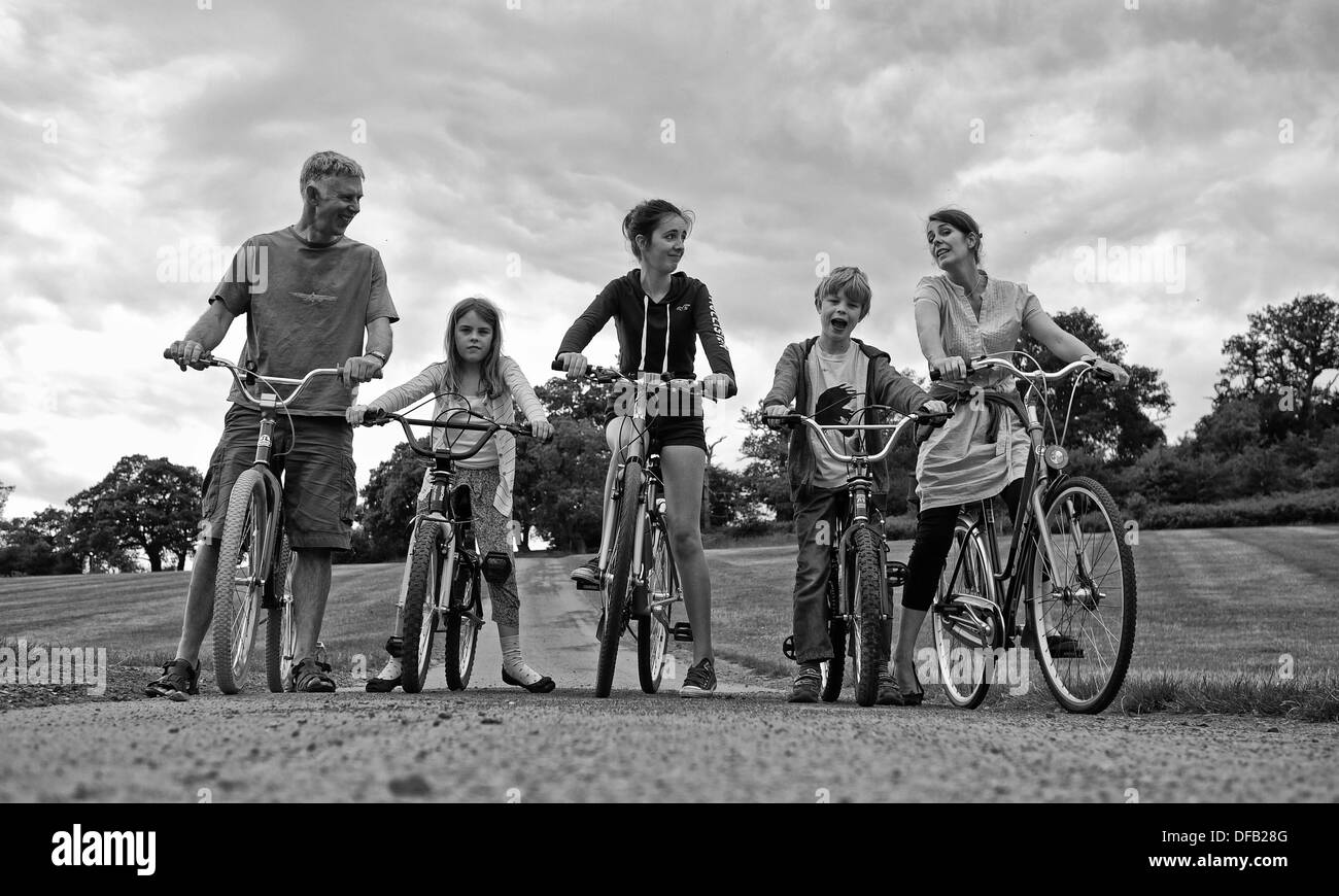Famiglia di cinque persone con bici - hanno uscite del modello per tutti Foto Stock