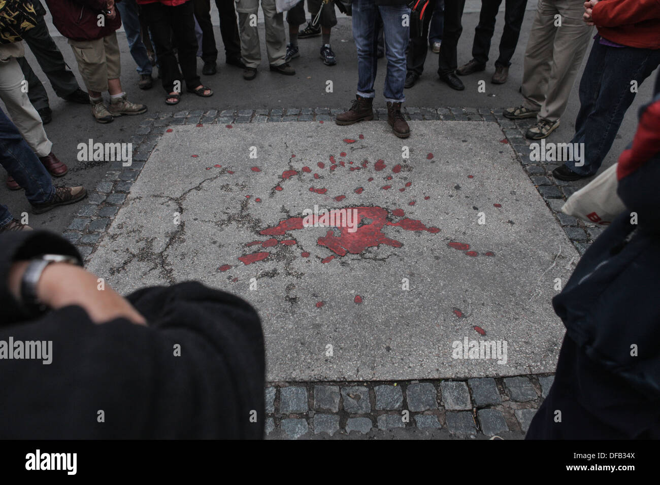 Sarajevo roses le macchie che sono state decorticate durante l'assedio e successivamente verniciato. Le rose sono un memoriale di dove un mortaio shell. Foto Stock