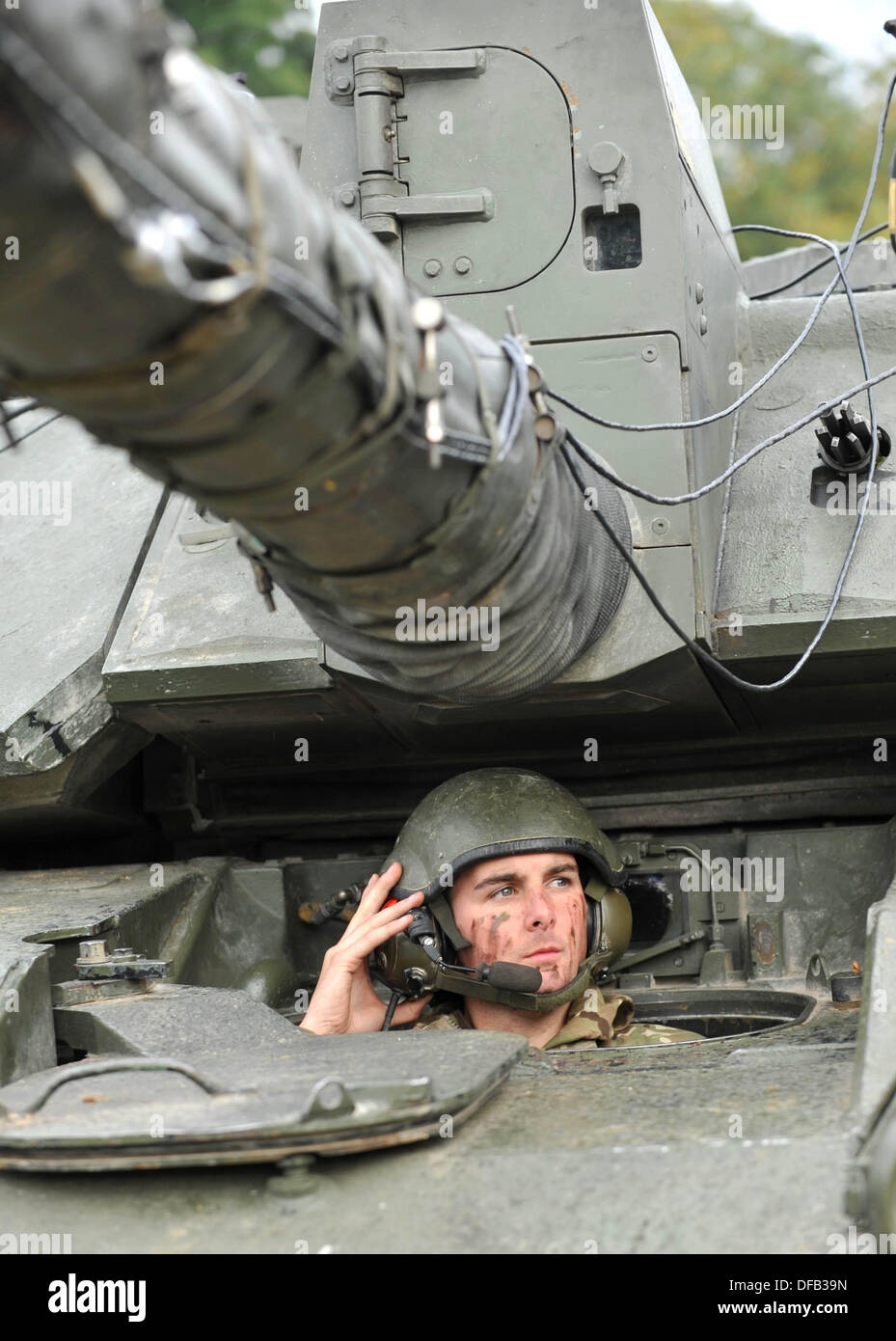 Esercito britannico driver del serbatoio con unità di riserva di formazione con il tempo pieno reggimenti regolari, in questo caso il Royal Kings ussari che sono un reggimento di serbatoio e operare Challenger Mk ll 60 t di carri armati. Salisbury Plain, UK. Foto Stock