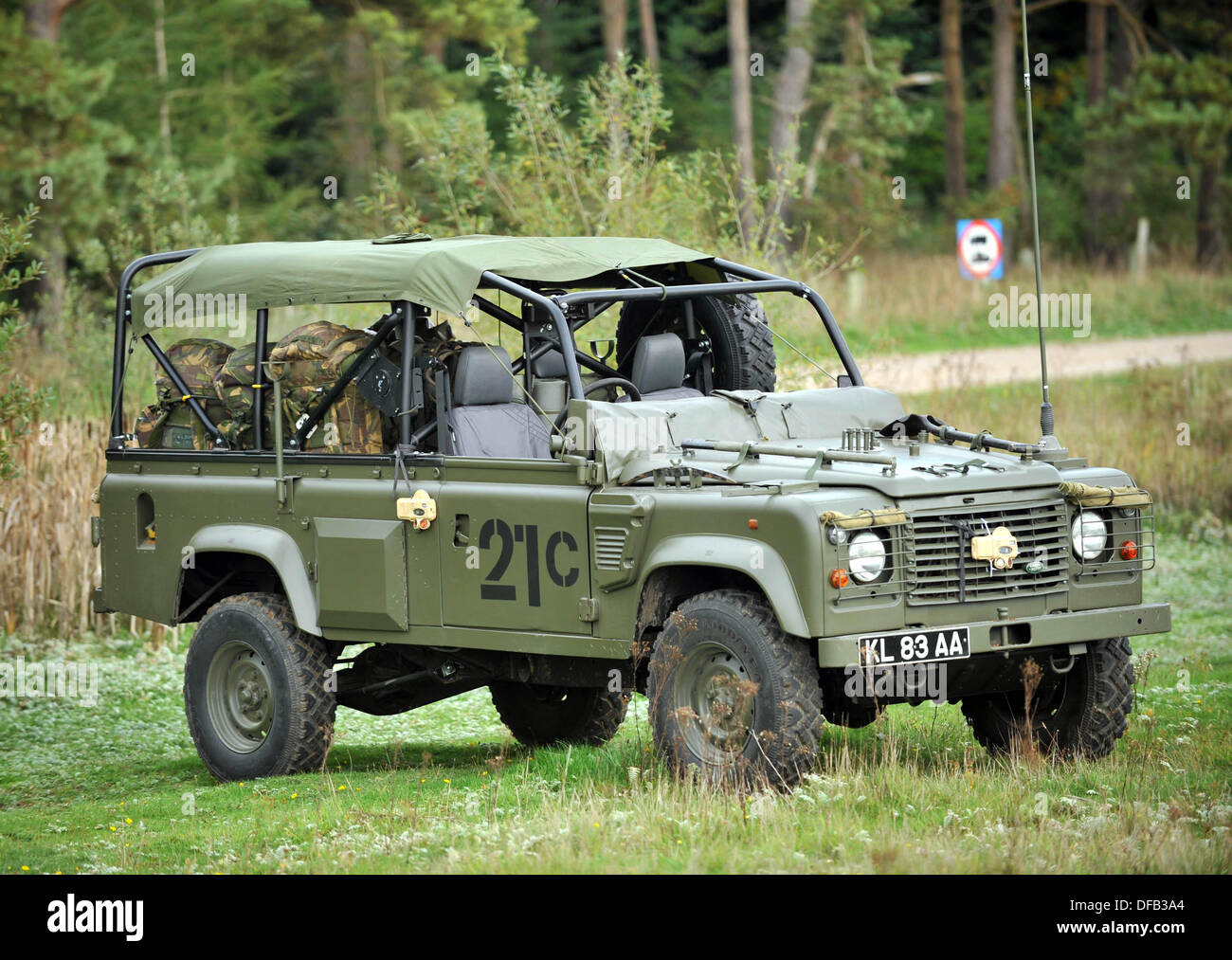 Salisbury Plain, UK. 1 ottobre 2013. Esercito britannico unità di riserva sono ora di formazione con il tempo pieno reggimenti regolari in questo caso il Royal Kings ussari che sono un reggimento di serbatoio e operare Challenger Mk ll 60 t di carri armati. Questo corso di formazione si svolge in 3 settimane sulla Piana di Salisbury con la Royal Wessex Yeomanry essendo il primo ad essere insegnate di queste nuove competenze. 01 ottobre, 2013 foto di Geoff Moore/DMS/Alamy LIve News Foto Stock