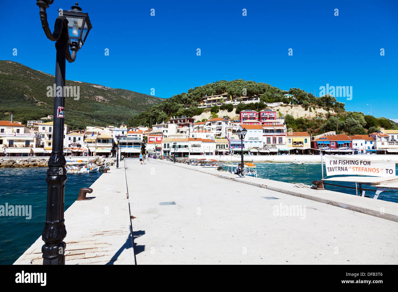 Parga porto cittadino parete porto guardando indietro verso taverne ristoranti Grecia greco Foto Stock