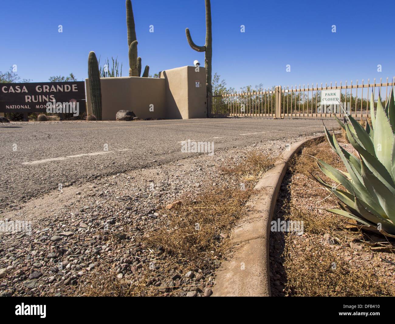 Casa Grande, Arizona, Stati Uniti. 1° Ott, 2013. L'ingresso alla Casa Grande resti in Casa Grande, AZ. Le rovine sono un US National Monument e sono stati chiusi martedì a causa della parziale chiusura del governo statunitense. Tutti i monumenti nazionali e i parchi nazionali sono stati chiuso il martedì. Il governo degli Stati Uniti ha chiuso la maggior parte non essenziali servizi federali martedì. L'arresto è essere il primo negli Stati Uniti in 17 anni. Più di 700.000 confederazione dei lavoratori potrebbero essere inviati a casa in aspettativa senza assegni, con nessuna garanzia di torna a pagamento una volta che la situazione di stallo è finita. © Jack Kurtz/ZUMAPRESS.com/Alamy Live News Foto Stock