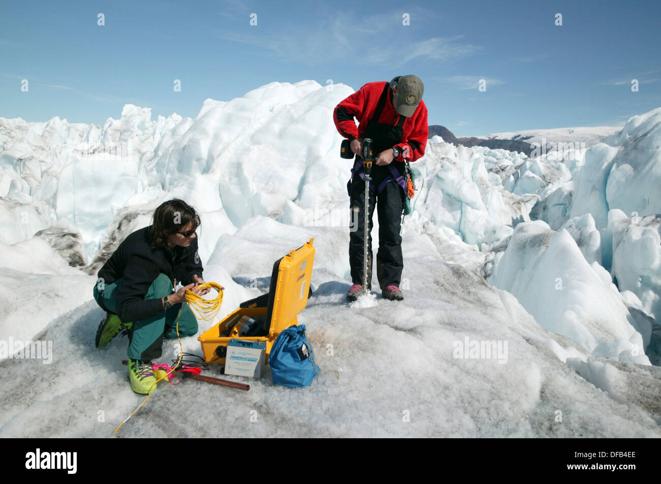 Gordon Hamilton, glaciologist dall'università di Maine ( STATI UNITI D'AMERICA) e Leigh Stearns anche dal Maine configurare le apparecchiature di monitoraggio Foto Stock