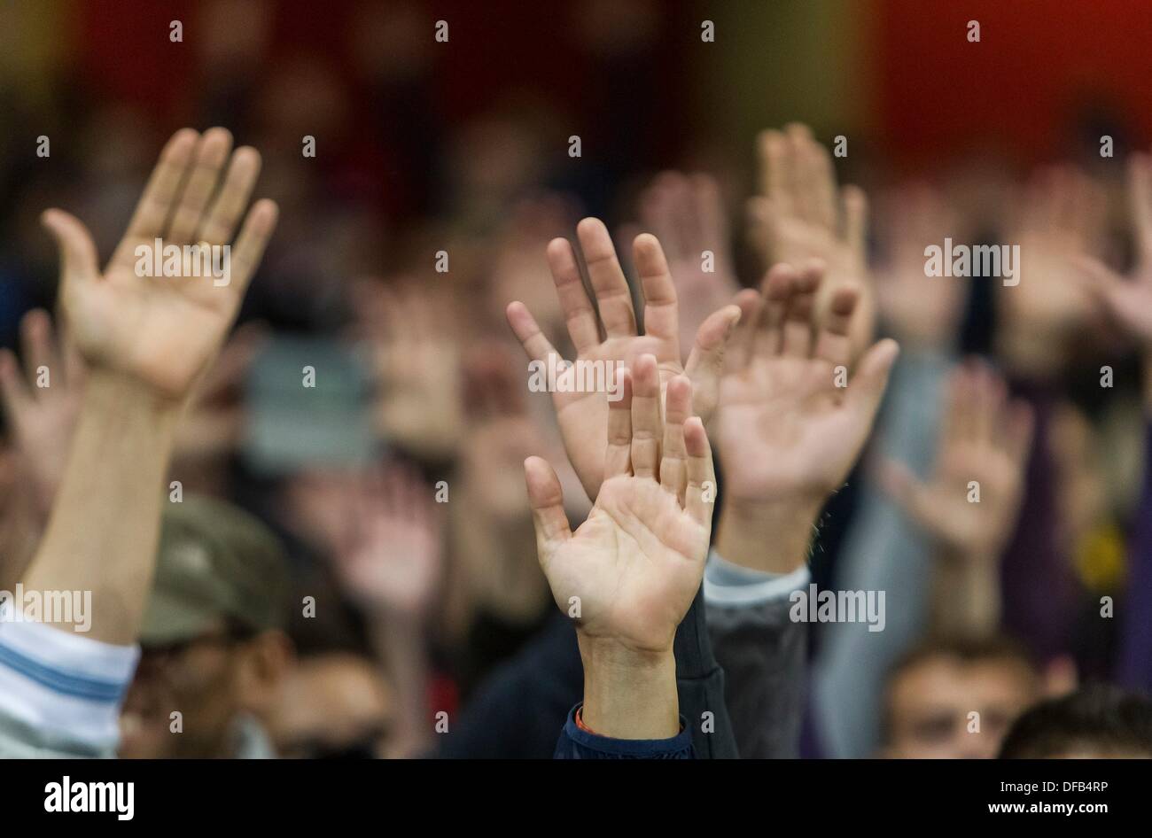 01.10.2013 Londra, Inghilterra. Napoli tifosi mostrano il loro sostegno durante la UEFA Champions League fixture tra Arsenal e SSC Napoli da Emirates Stadium Foto Stock