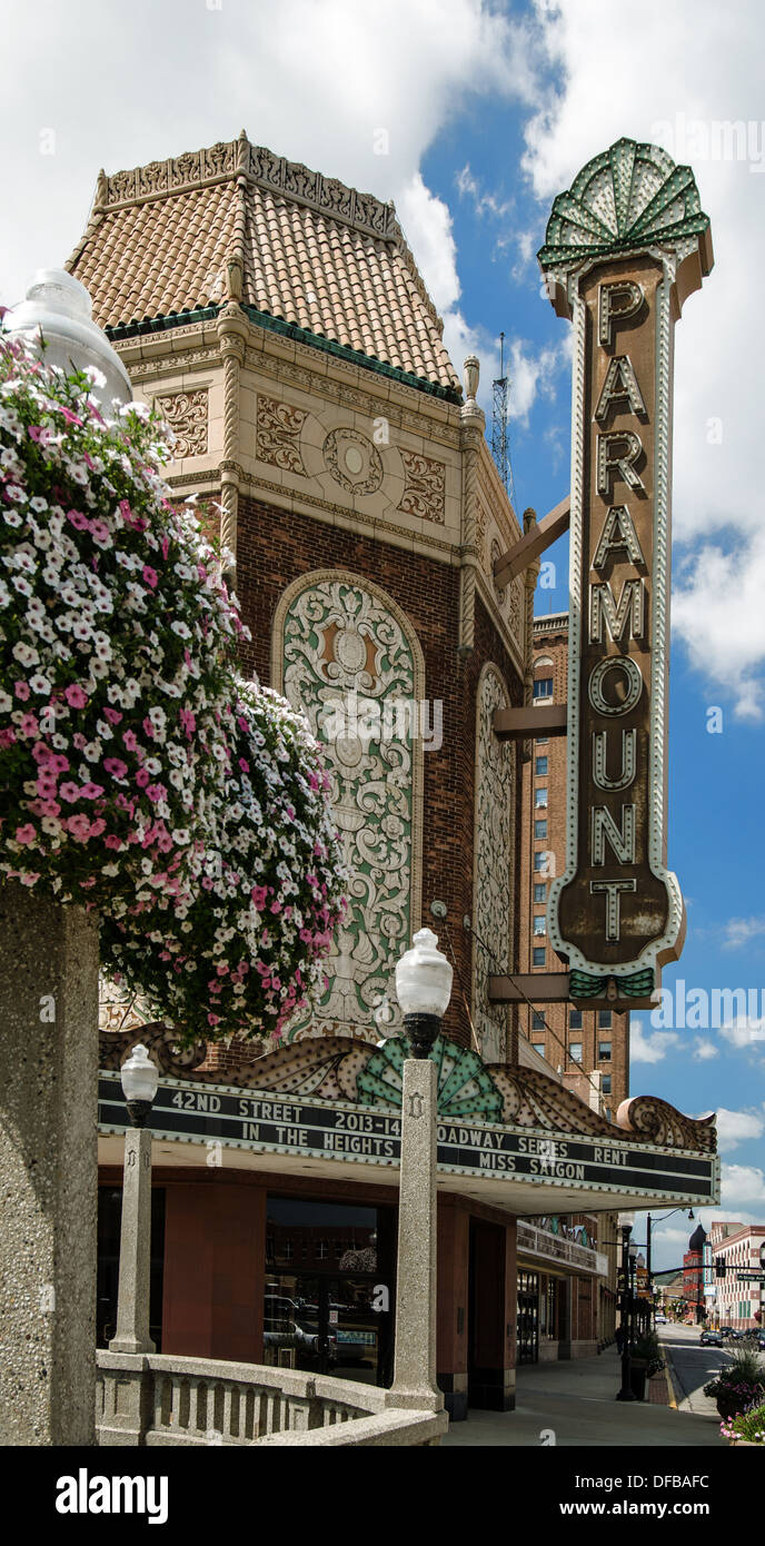 Il Paramount Theatre di Aurora, Illinois lungo il Lincoln Highway è sul Registro Nazionale dei Luoghi Storici. Foto Stock