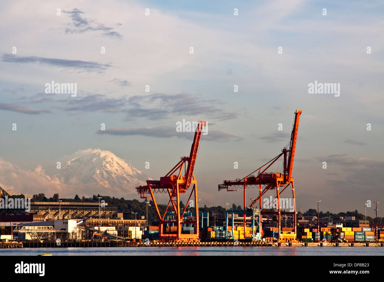 Porto di Seattle gru al tramonto con il Monte Rainier Foto Stock