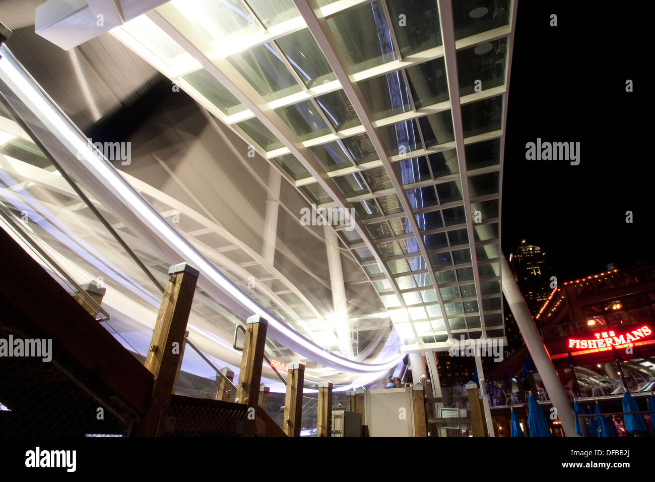 Il molo di notte a Seattle sotto la grande ruota panoramica Ferris Foto Stock