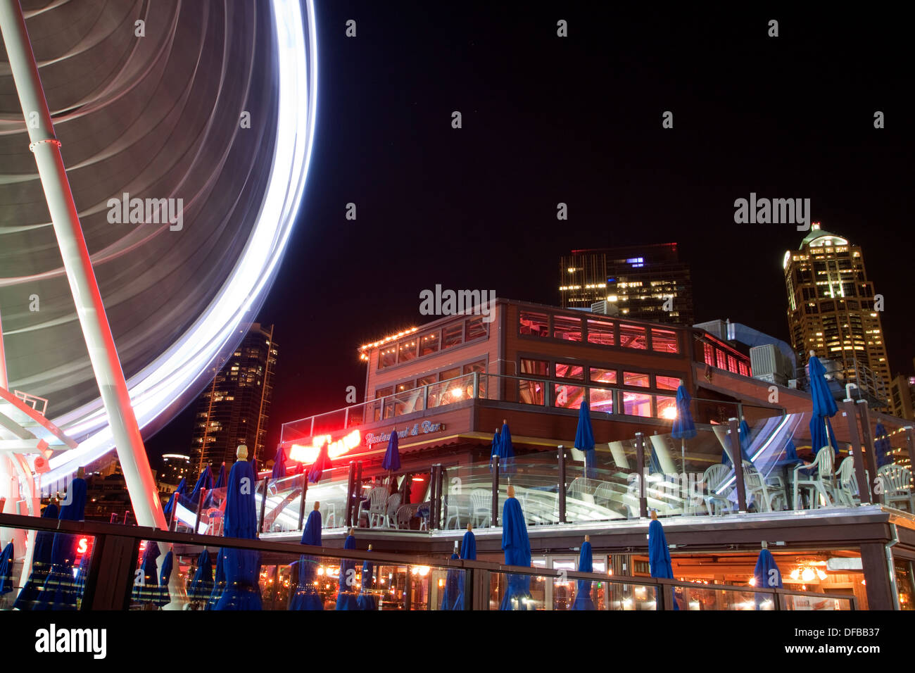 Spostamento grande ruota di Seattle nella parte anteriore del Centro Cittadino di notte Foto Stock