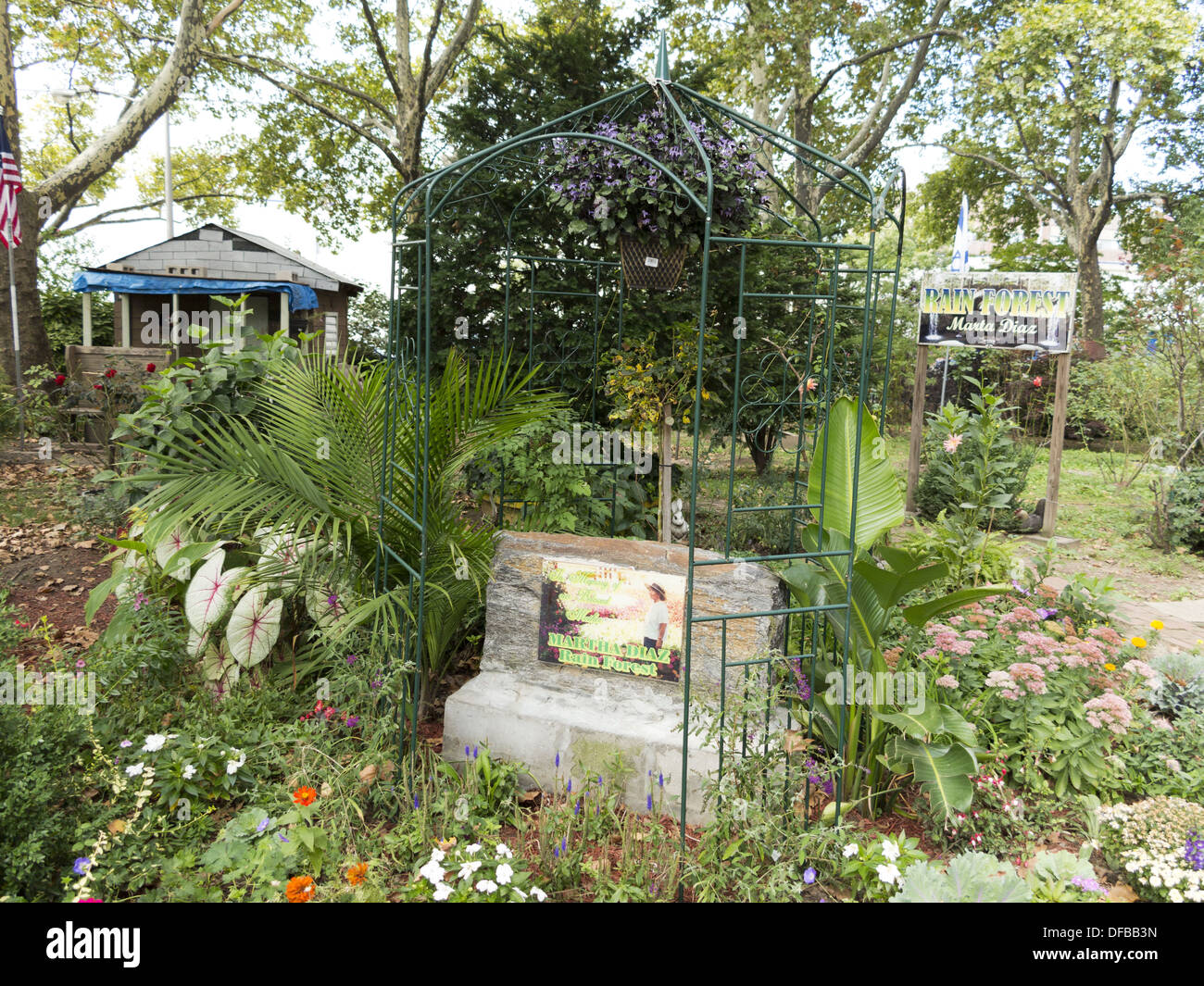 Il giardino tropicale e casita in Mott Haven sezione del Bronx, New York. Essa è un memoriale al giardiniere della madre, 2013. Foto Stock