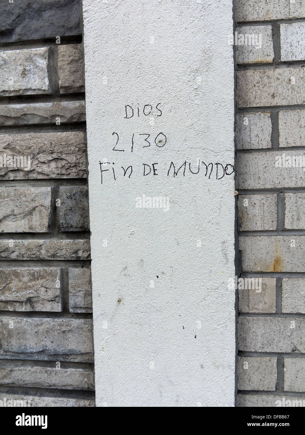 Scrivere sul muro su E.125th San in Harlem predire, in spagnolo, la data della fine del mondo. Foto Stock