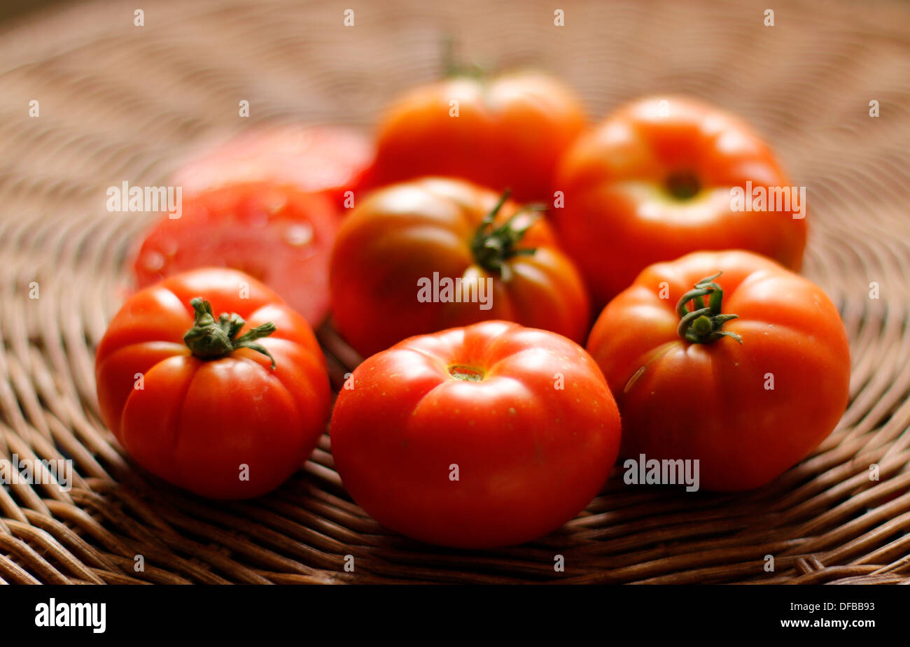 Produzione biologica pomodori sul vassoio di tessuto Foto Stock