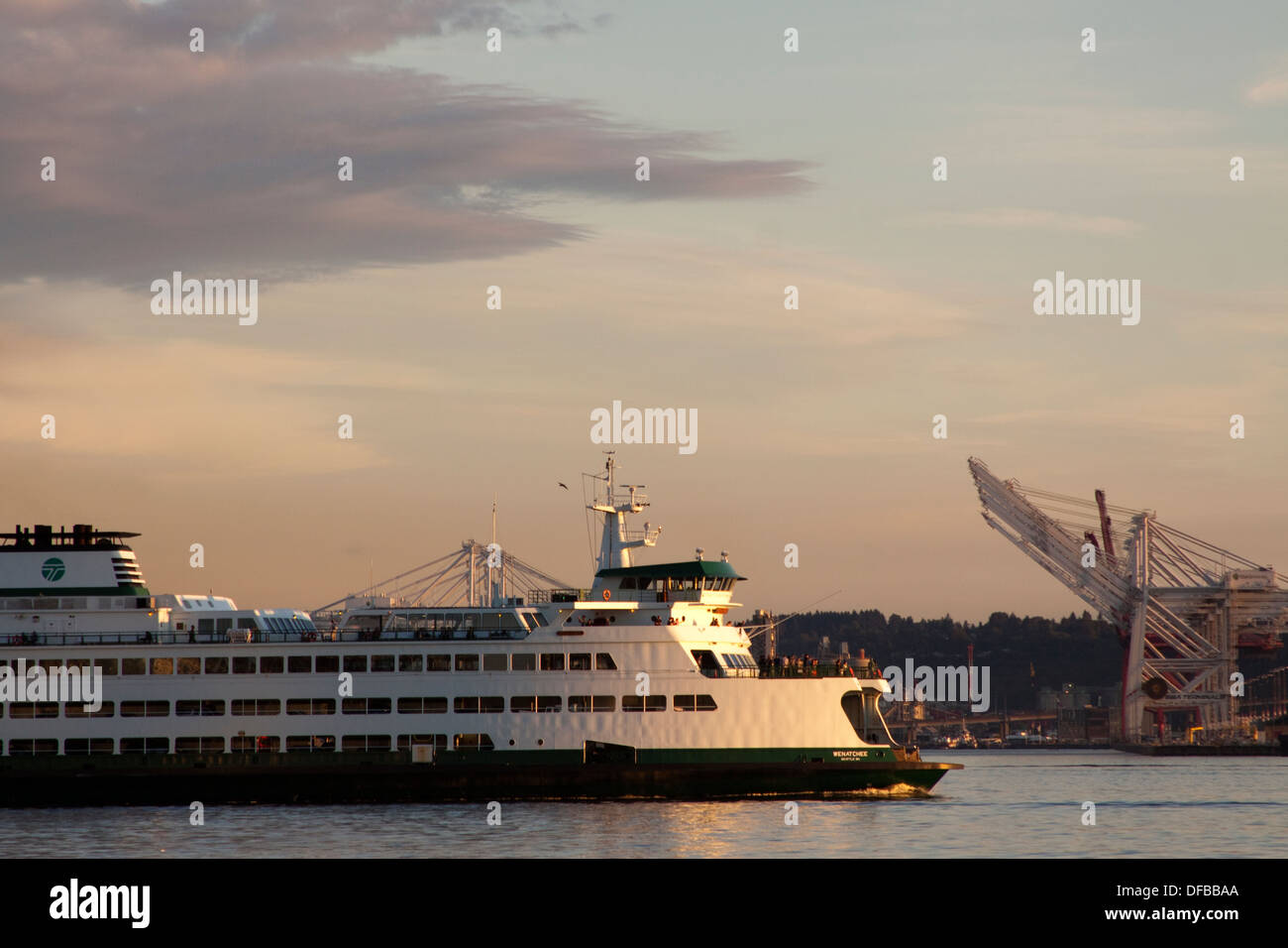 Traghetto di Seattle al tramonto Foto Stock