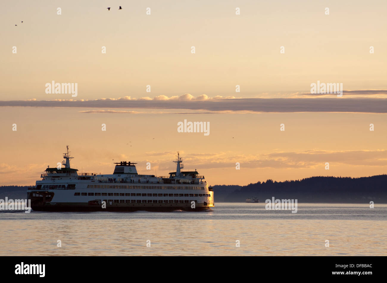 In traghetto della Baia di Elliott a Seattle lo spostamento di Bainbridge Island al tramonto, vista dal Pier 47 Foto Stock