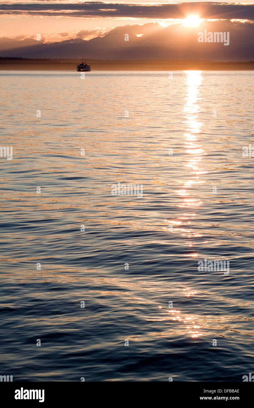 Traghetto di Seattle al tramonto del Puget Sound Foto Stock