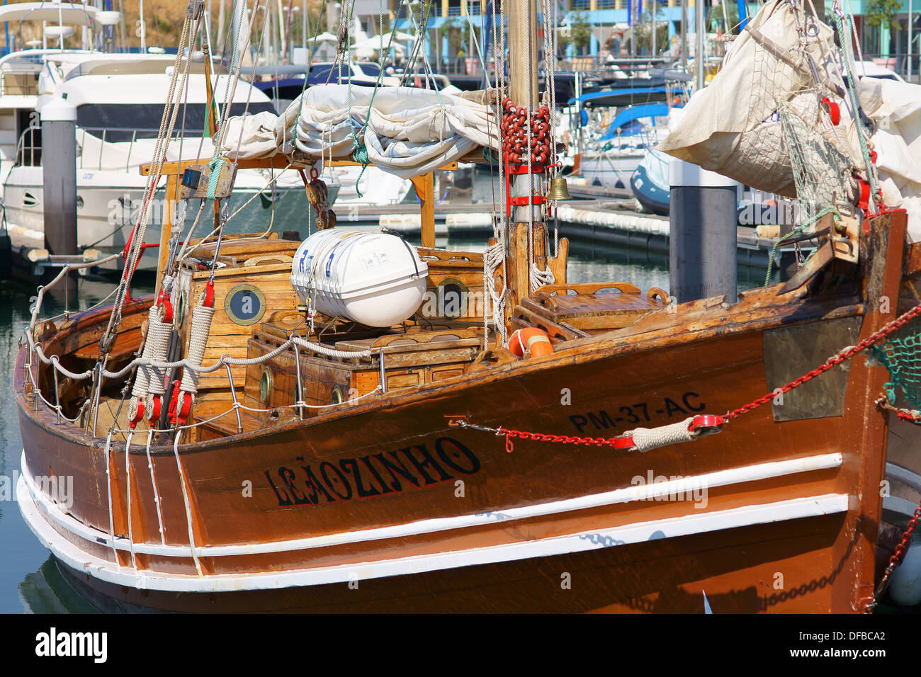 Vecchia barca nel porticciolo Albufeira Algarve Portogallo Foto Stock