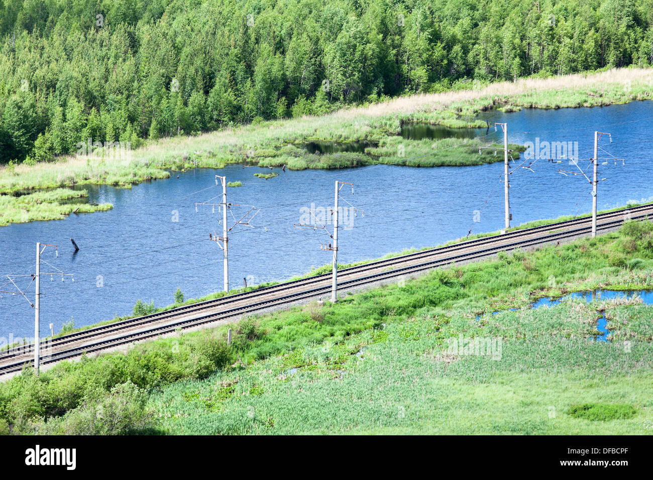 Ferrovia elettrificata nei boschi del nord fra i laghi Foto Stock