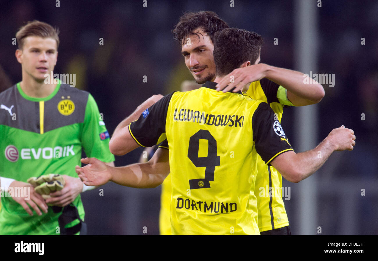 Dortmund, Germania. 01 ott 2013. Il Borussia Dortmund i giocatori di Mats  Hummels (C, indietro) abbraccia il suo compagno di squadra Robert  Lewandowski come Dortmund Portiere del Mitchell Langerak (L, indietro) si