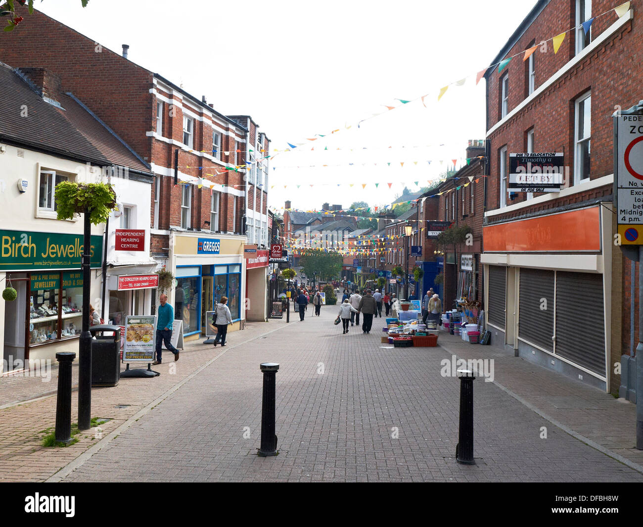 Vista su Bridge Street, la strada principale dello shopping in Congleton Cheshire UK Foto Stock