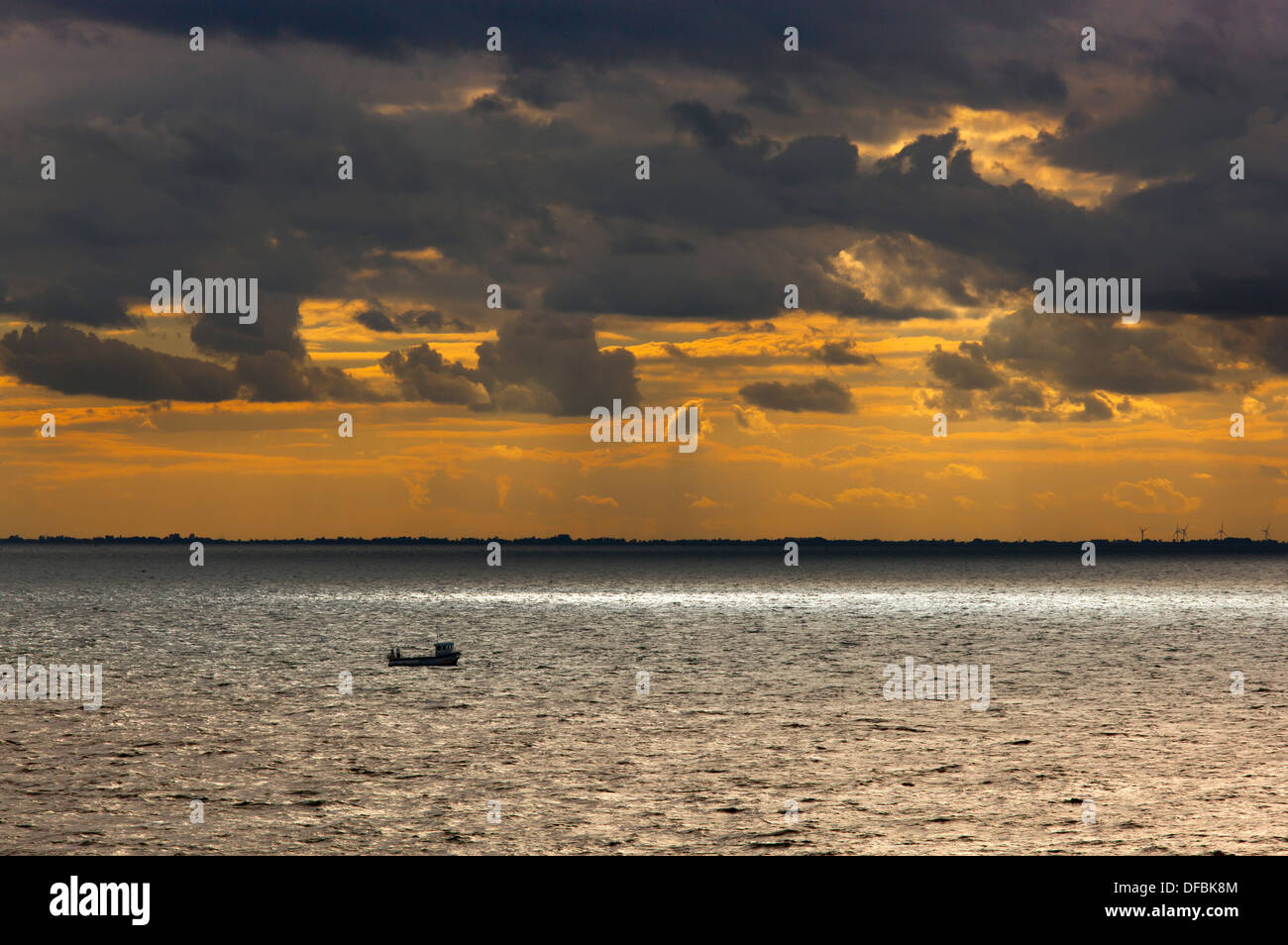 Barca da pesca e cielo tempestoso sul lavaggio a Hunstanton Norfolk Foto Stock