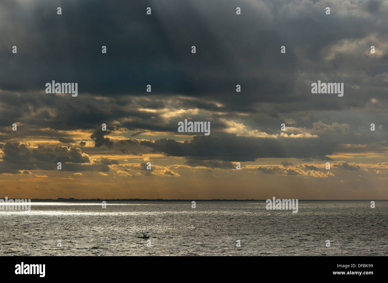 Barca da pesca e cielo tempestoso sul lavaggio a Hunstanton Norfolk Foto Stock