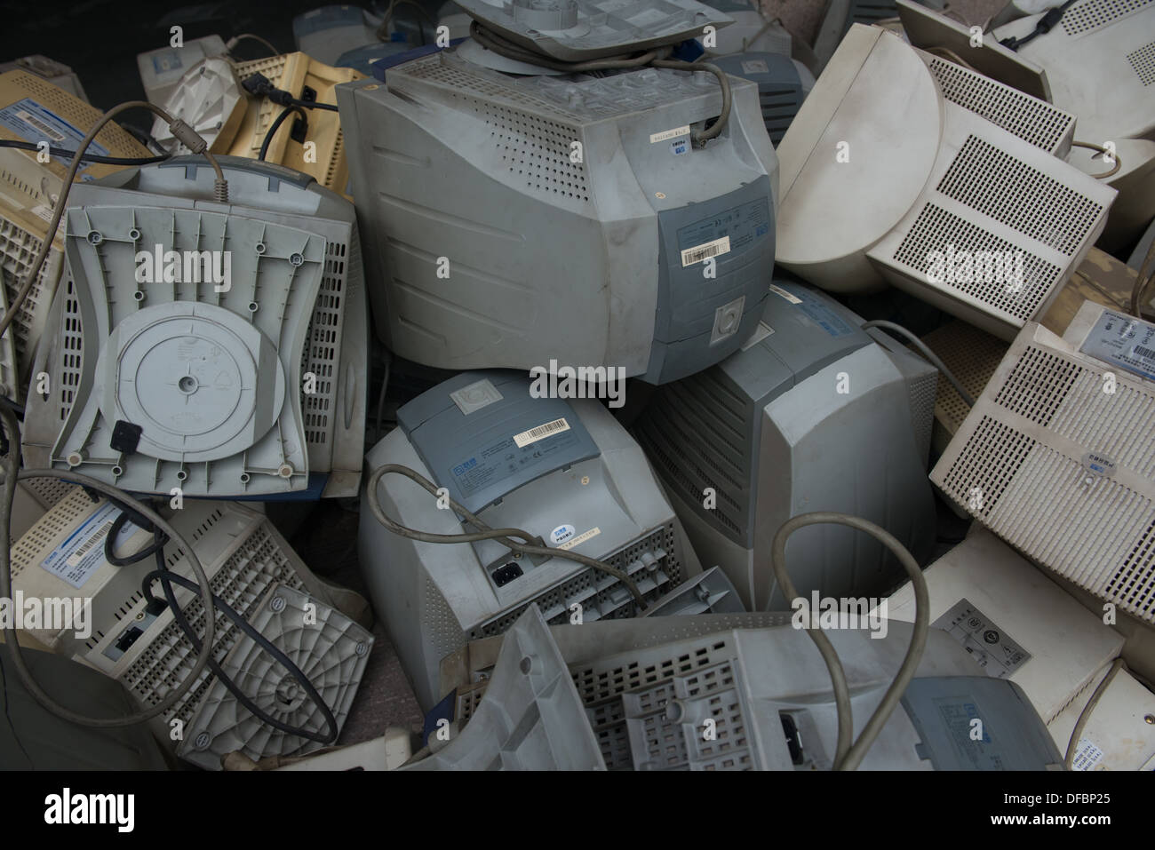 Taiyuan, Shanxi, Cina. Un mucchio di monitor per computer. Foto Stock