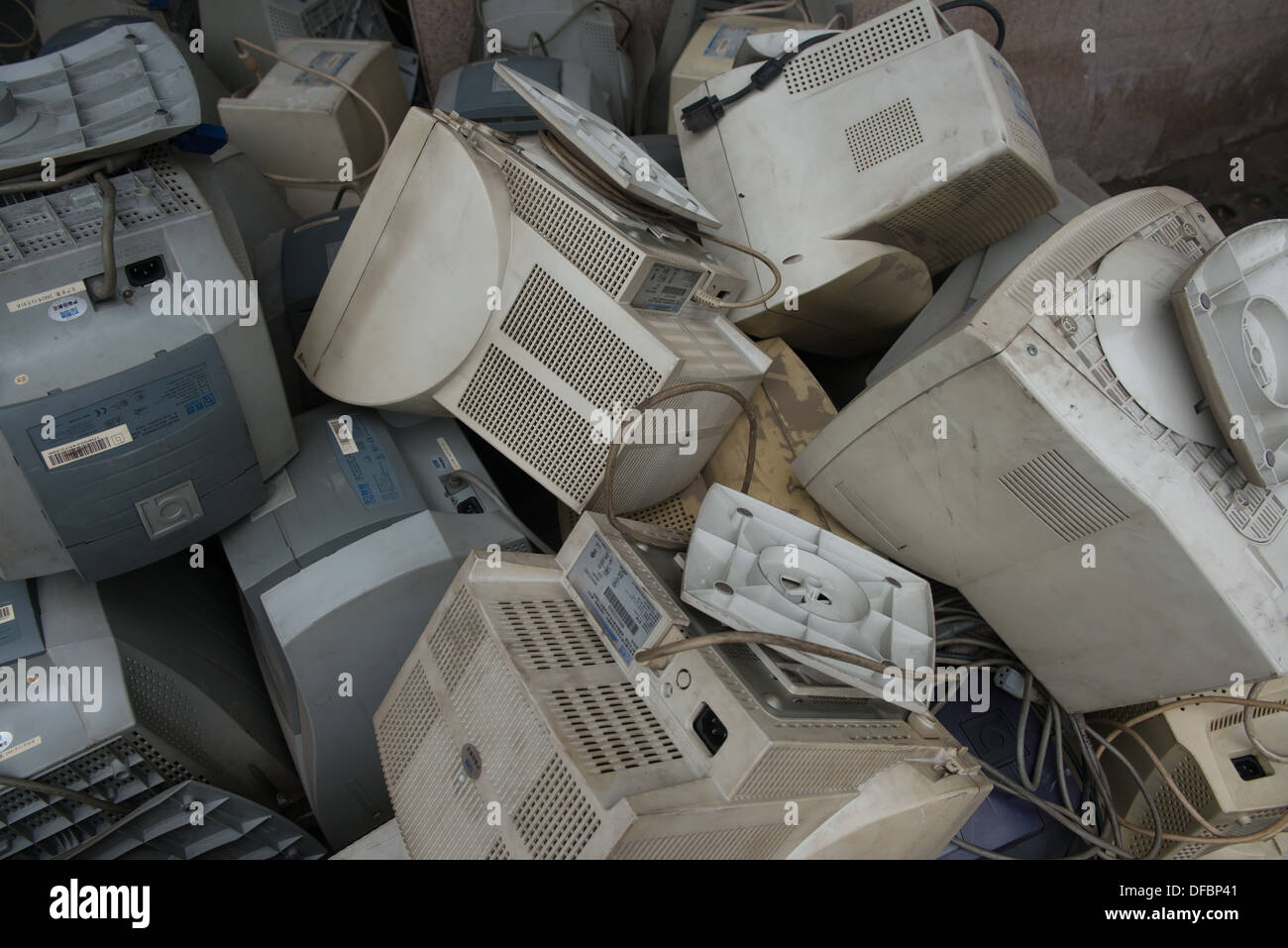 Taiyuan, Shanxi, Cina. Un mucchio di monitor per computer. Foto Stock