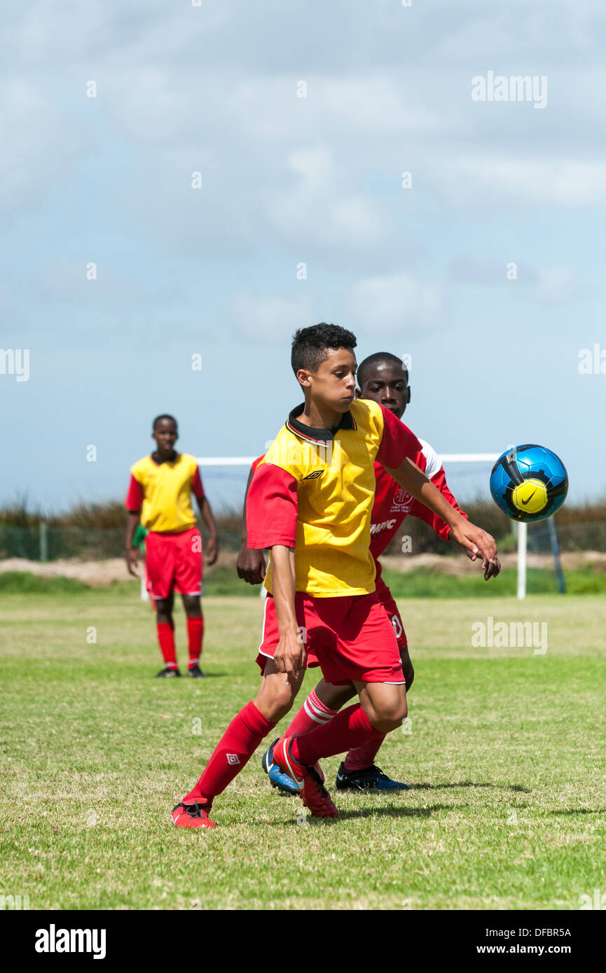 Junior football giocatori inseguono il pallone, Cape Town, Sud Africa Foto Stock