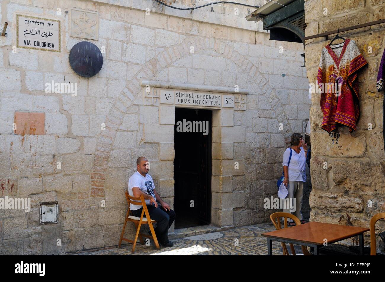 Vista esterna della quinta stazione della Via Dolorosa, dove l'evento biblico è commemorato, in cui i romani costretto il Passirio-da Simone di Cirene a portare la traversa per Gesù sulla via della sua crucification, in Gerusalemme, Israele, 12 settembre 2013. La Via Dolorosa (via della sofferenza) è una strada della città vecchia di Gerusalemme chiamato dopo il percorso di Gesù di Nazaret ha camminato per la sua crucification. Gesù portava la croce sulla quale egli è morto più tardi attraverso la strada che dall'Antonia Fortezza, poi sede di Pilato, al Golgota, il luogo dove la sua tomba è presumibilmente trova. Al di sopra di questo luogo, th Foto Stock