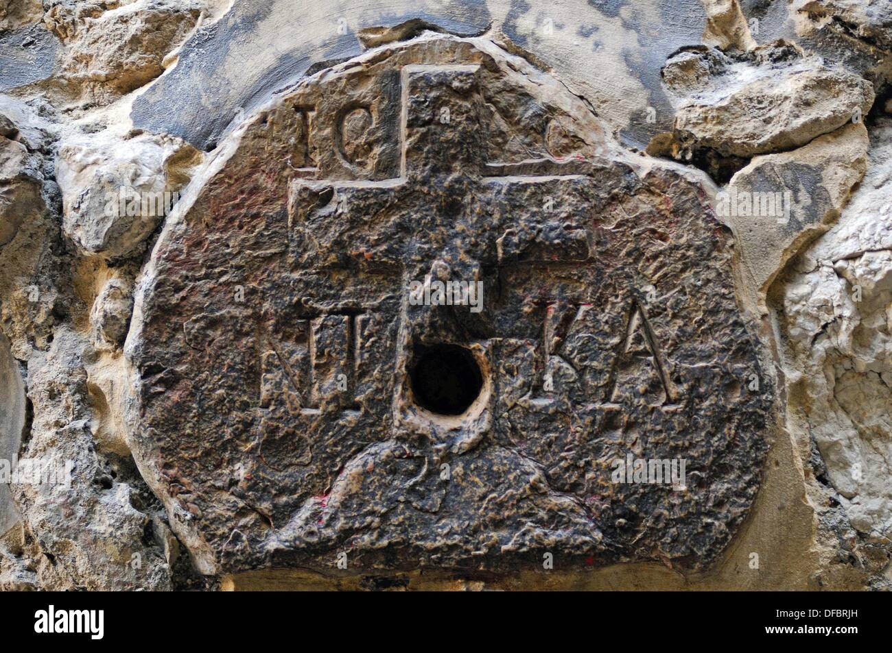 Vista della ottava stazione della Via Dolorosa, dove Gesù avrebbe parlato con le donne di Gerusalemme, Israele, 12 settembre 2013. La croce che è stato inciso nel muro di pietra dei Greci Ortodossi Monastero di San Charalampus include le lettere e IC XC, sul fondo NI KA. IC e XC sono la prima e l'ultima lettera delle parole di Gesù Cristo in greco stile di scrittura, NI KA sta per Nikanor, che significa victor. La Via Dolorosa (via della sofferenza) è una strada della città vecchia di Gerusalemme chiamato dopo il percorso di Gesù di Nazaret ha camminato per la sua crucification. Gesù portava la croce, Foto Stock