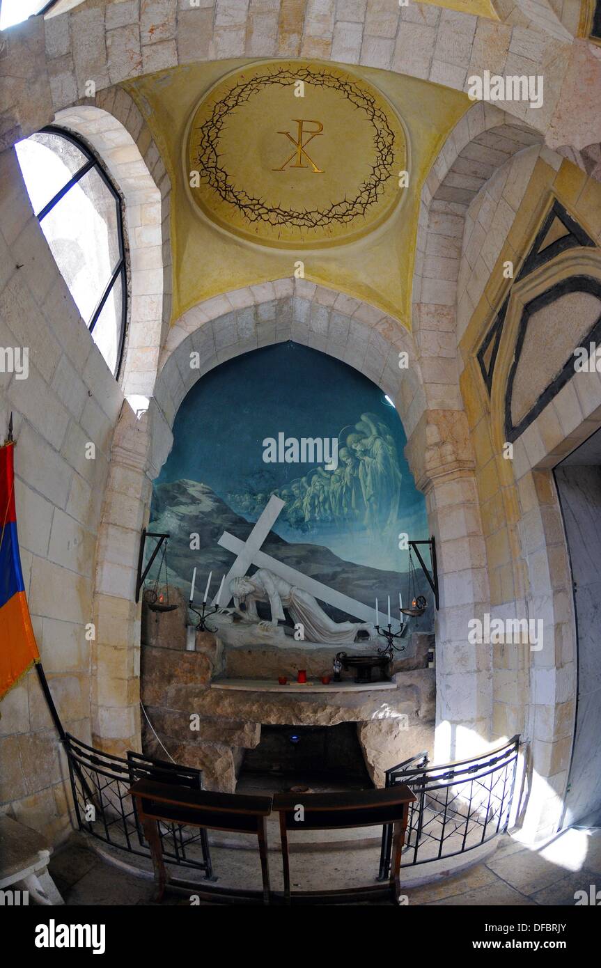 La Cappella della terza stazione della Via Dolorosa, dove Gesù apparentemente cadde a terra per la prima volta, a Gerusalemme, Israele, 12 settembre 2013. La cappella si trova su motivi, che sono state acquistate da armeni cattolici provenienti dalla Polonia. La cappella fu costruita nel 1946 finanziate attraverso le donazioni dei soldati polacchi. La Via Dolorosa (via della sofferenza) è una strada della città vecchia di Gerusalemme chiamato dopo il percorso di Gesù di Nazaret ha camminato per la sua crucification. Gesù portava la croce sulla quale egli è morto più tardi attraverso la strada che dall'Antonia Fortezza, poi sede di Pilato, al Golgota, il PLA Foto Stock