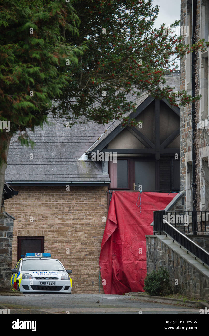 Aberystwyth, Wales, Regno Unito . 02oct, 2013. Una donna anziana , creduto di essere nel suo 70's, è morto in un incendio presso il suo appartamento nel Glyn Padarn al riparo complesso di abitazioni, Llanbadarn Aberystwyth UK, azionato da Tai Cantref housing association i servizi di emergenza sono stati avvisati alle 20.30 di martedì sera ed evacuato tutti i rimanenti 27 residenti, 25 dei quali sono stati autorizzati a ritornare nelle loro proprietà a 2.00am questa mattina, con solo gli occupanti andare i due appartamenti adiacenti a fuoco ancora non è in grado di tornare a casa Aberystwyth Wales UK, mercoledì 2 ottobre 2013 Foto © keith morris © keith morris/Alam Foto Stock