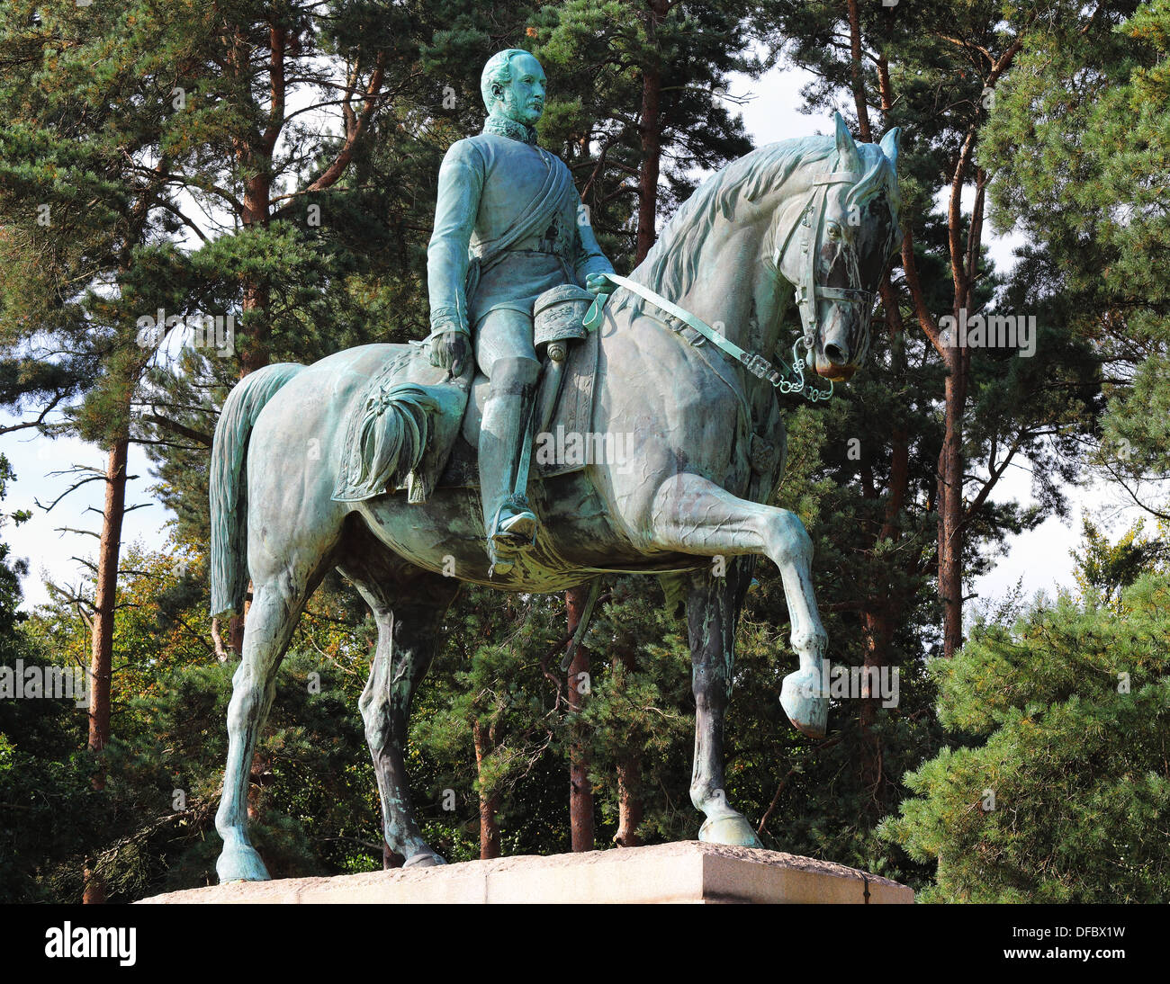 Statua di bronzo di Prince Albert a cavallo impostato su un plinto in Windsor Great Park Foto Stock