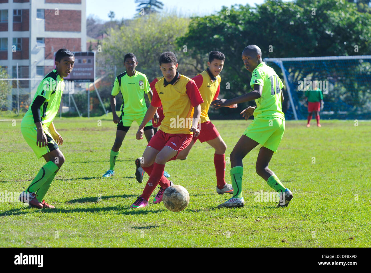 Junior giocatore di football protegge la sfera dei difensori, Cape Town, Western Cape, Sud Africa Foto Stock