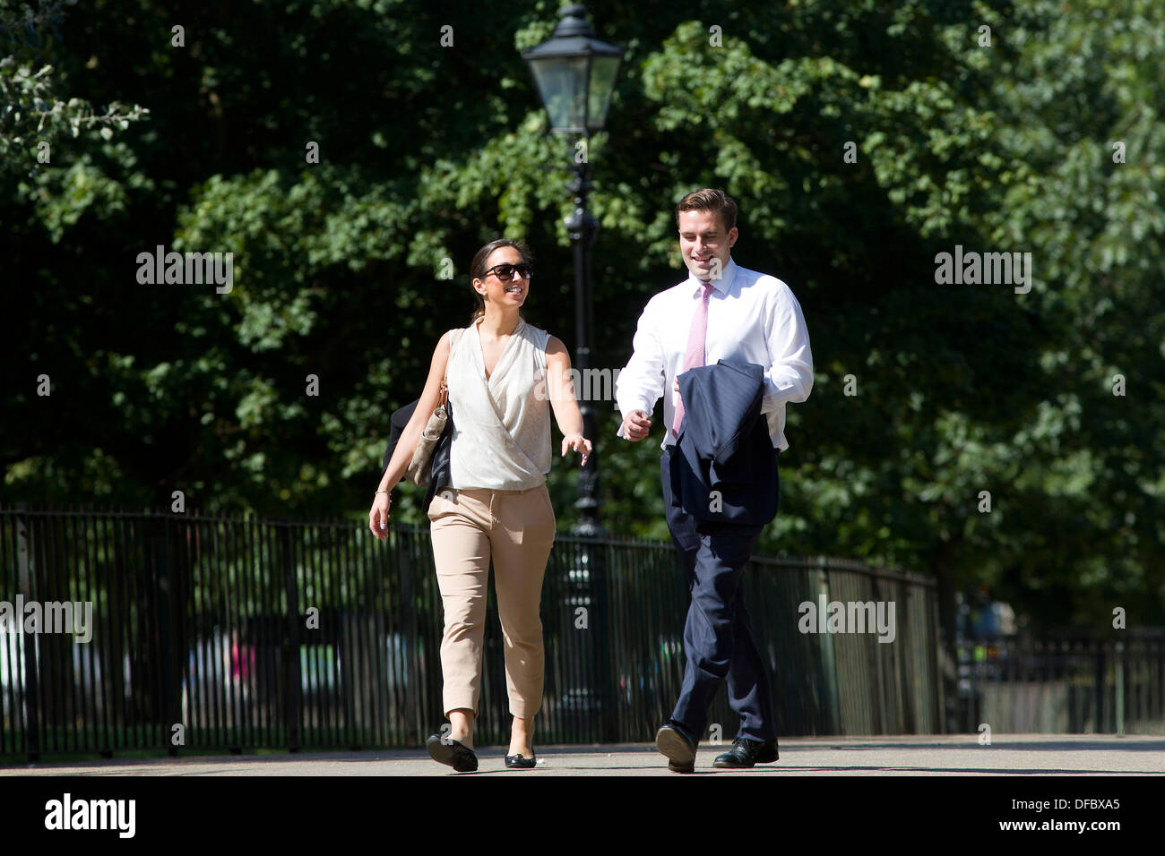 Regno Unito, Londra : la gente di affari una passeggiata attraverso Hyde Park per godere il caldo a Londra il 29 agosto 2013. Foto Stock