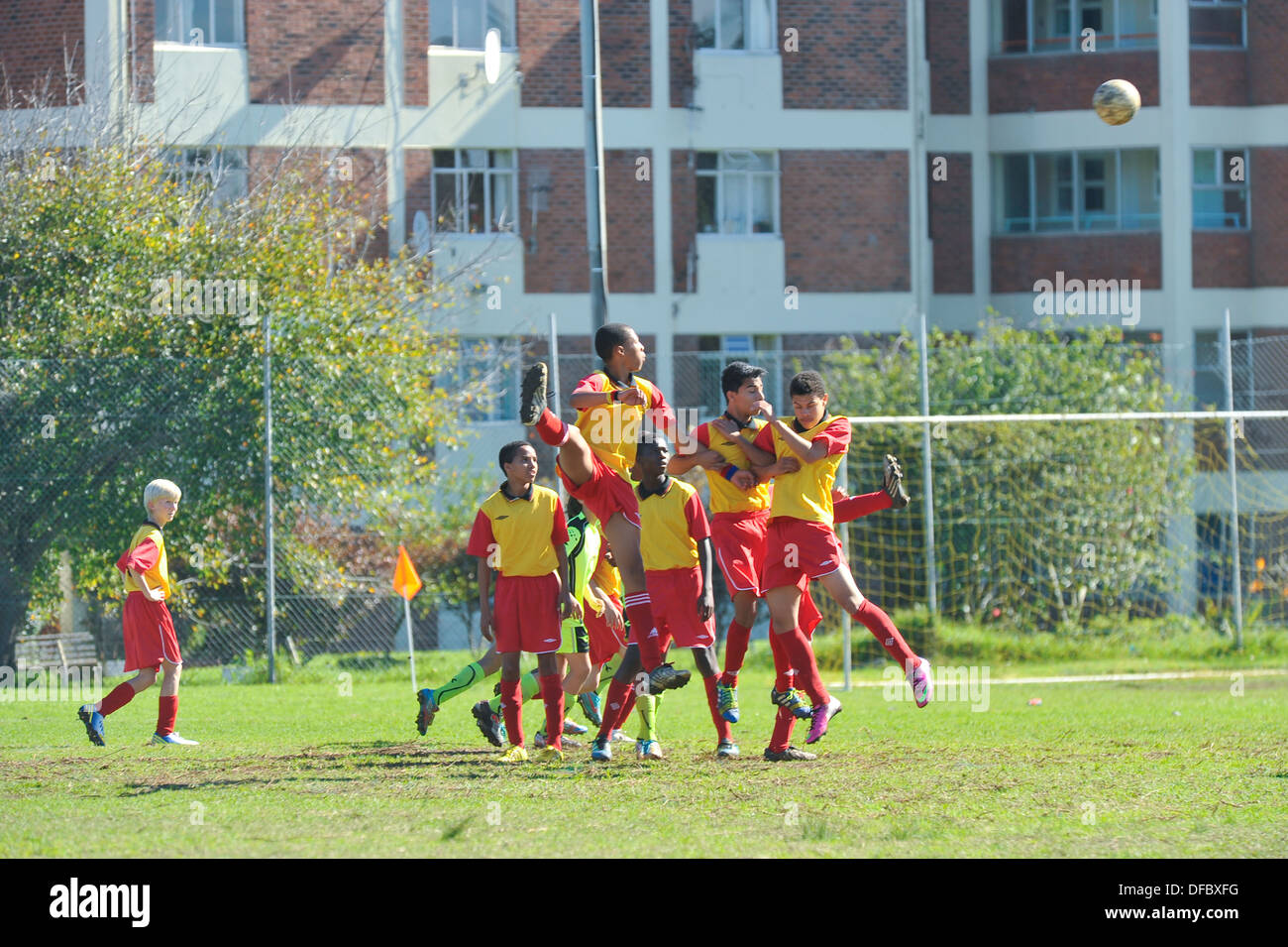 Junior football giocatori saltando di testa la sfera, Cape Town, Western Cape, Sud Africa Foto Stock