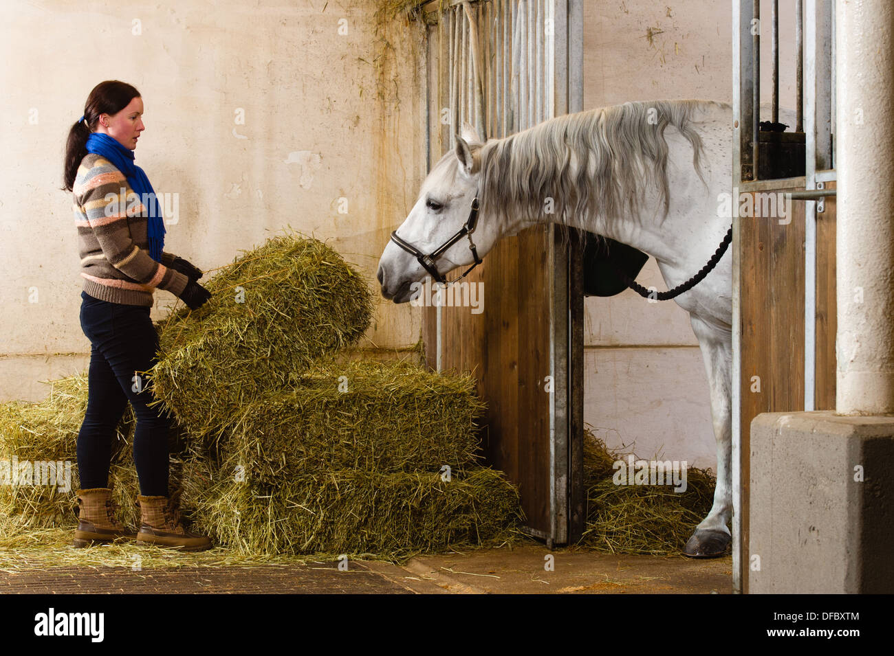 Donna e haystacks, White Horse guardando a fianco Foto Stock