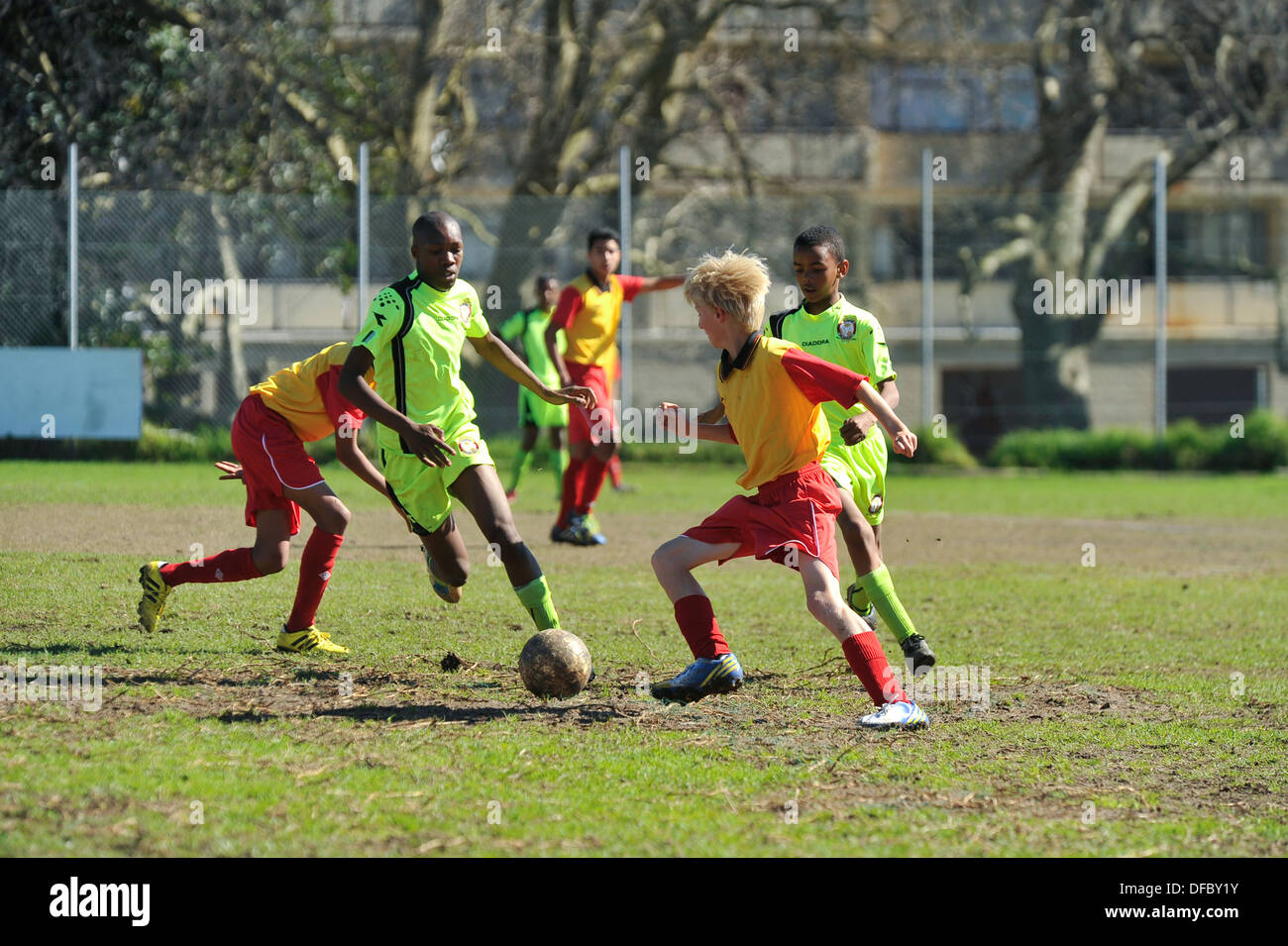 Junior football giocatori che giocano una partita, Cape Town, Western Cape, Sud Africa Foto Stock