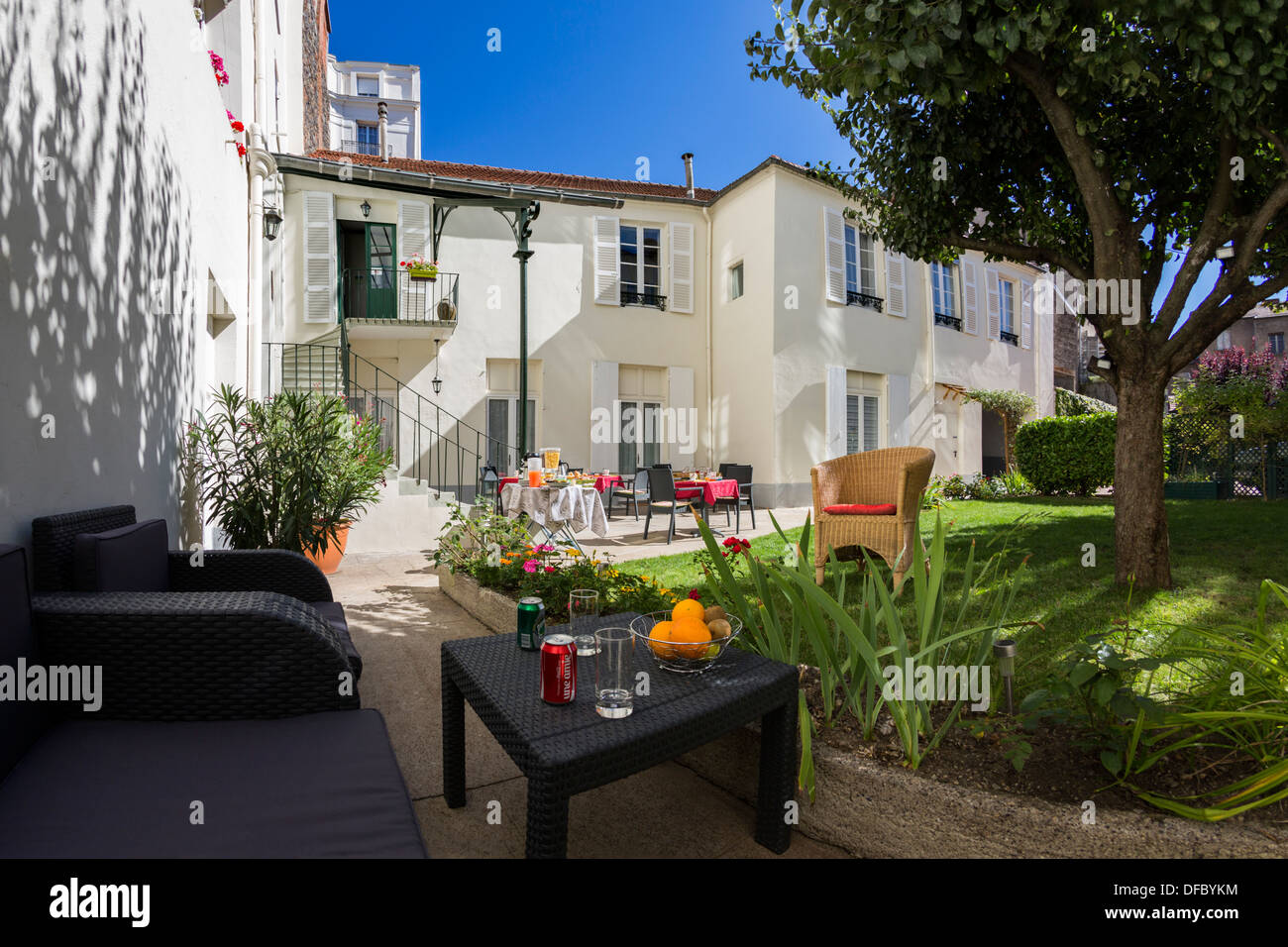 Hotel Courtyard (Francia). backyard back yard cortile mobili da giardino prato Foto Stock