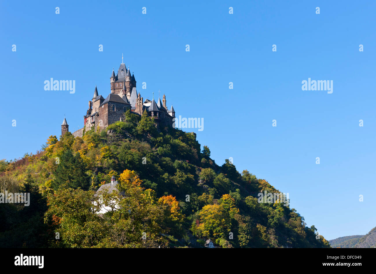 In Germania, in Renania Palatinato, vista del castello imperiale a Cochem Foto Stock