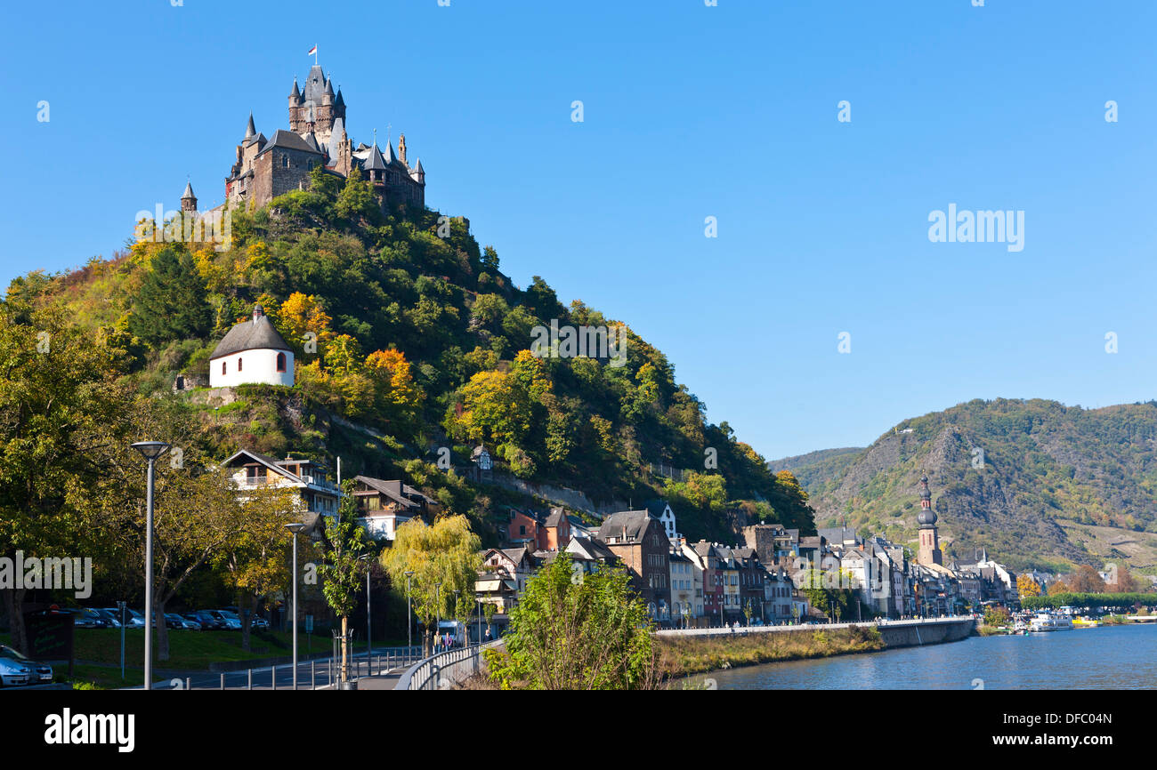 In Germania, in Renania Palatinato, vista del castello imperiale a Cochem Foto Stock