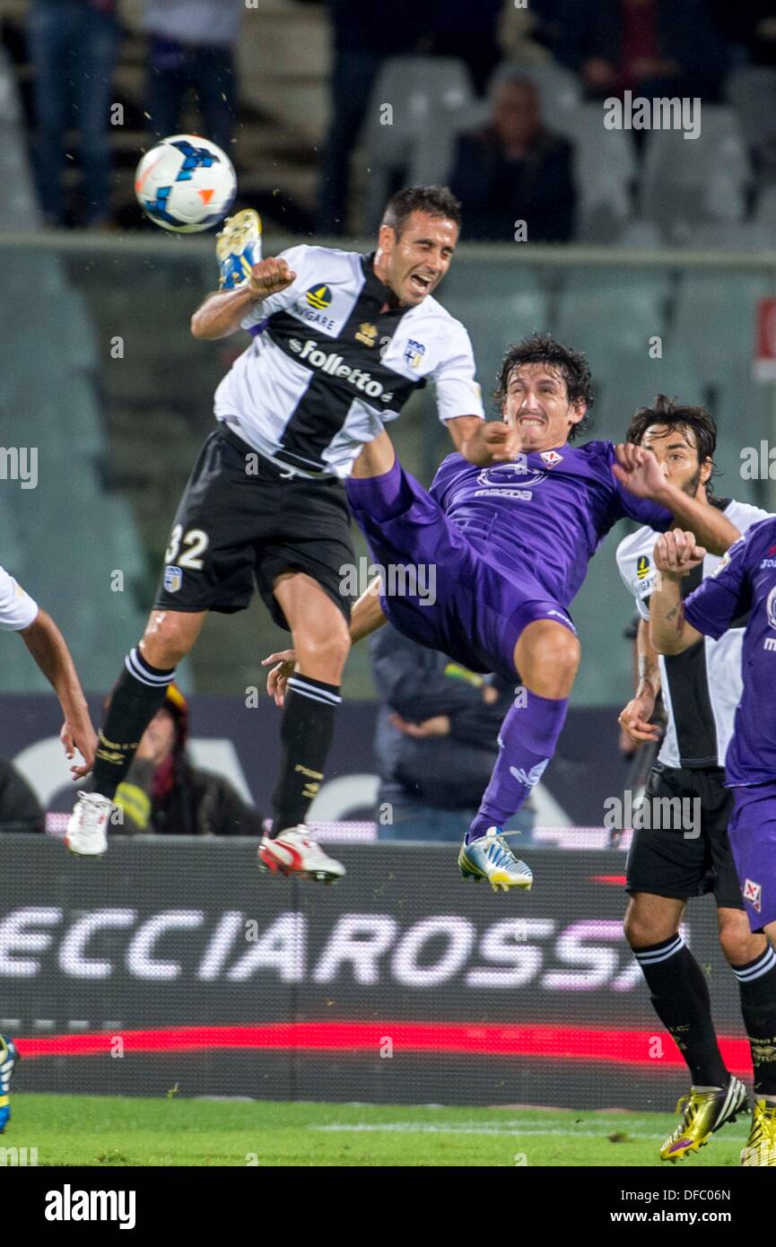 Firenze, Italia. Il 30 settembre, 2013. Marco Marchionni (Parma), Gonzalo Javier Rodriguez (Fiorentina),Settembre 30, 2013 - Calcio : Italiano 'Serie A' match tra ACF Fiorentina 3-0 Parma a Stadio Artemio Franchi di Firenze, Italia, (foto di Maurizio Borsari/AFLO) [0855] Foto Stock