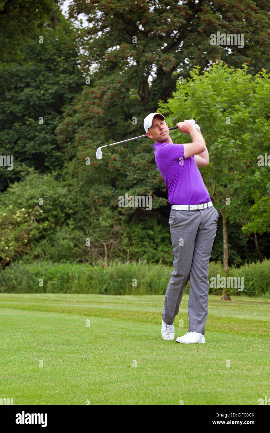Foto di un golfista affrontando la palla e giocare un colpo a cuneo nel verde. Serie di cinque nel set. Foto Stock